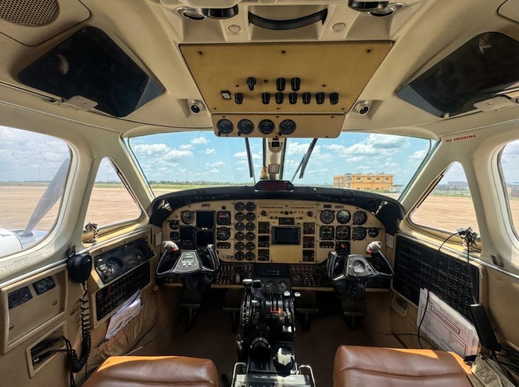 B200 Cockpit Flight Controls