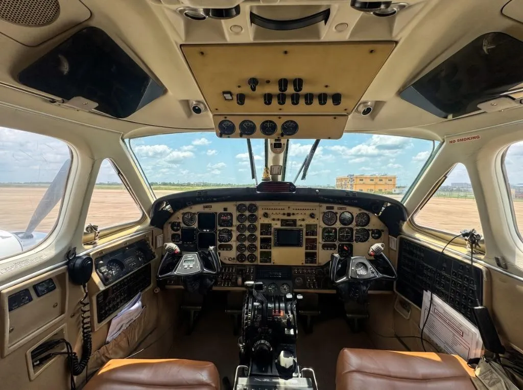 B200 Cockpit Flight Controls